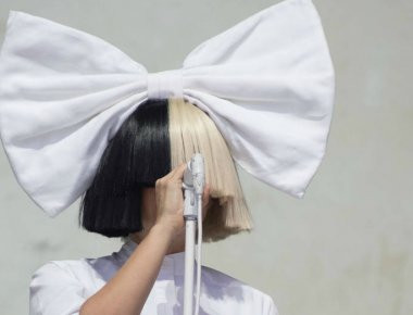 Sia: Μαζί με τη Julianne Moore και τη Zoe Saldana δημιουργούν ένα μοναδικό βίντεο για την καταπολέμηση του HIV (βίντεο)